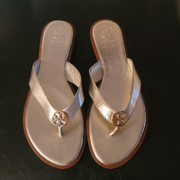 Tory Burch Metallic Gold Leather Logo Thong Size 8 Women's Flat Flip Flops - Picture 3 of 7
